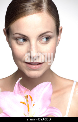 Young woman holding orchid Banque D'Images