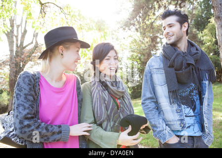 Friends walking together in park Banque D'Images