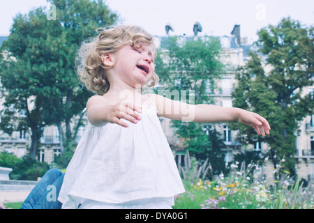 Petite fille jouant à l'extérieur Banque D'Images