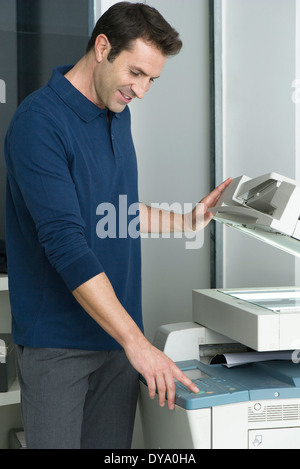 L'homme à l'aide d'une photocopieuse Banque D'Images