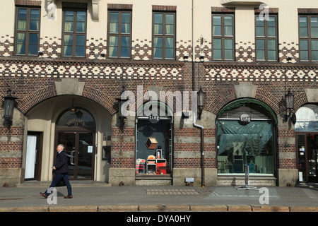 Un homme marche dernières bâtiments hanséatique à Bergen, Norvège Banque D'Images