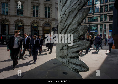 Les travailleurs de la ville par le passage de l'oeuvre d'un géant de l'aile de bronze lors d'un midi de printemps dans le quartier financier de Londres. Les dix mètres de haut est la sculpture en bronze par le président de la Royal Academy of Arts, Christopher Le Brun, commandé par Hammerson en 2009. Elle est appelée 'La Ville' de l'aile et a été jeté par Morris Singer, fondateurs de l'art réputé pour être la plus ancienne fonderie d'art dans le monde. Banque D'Images