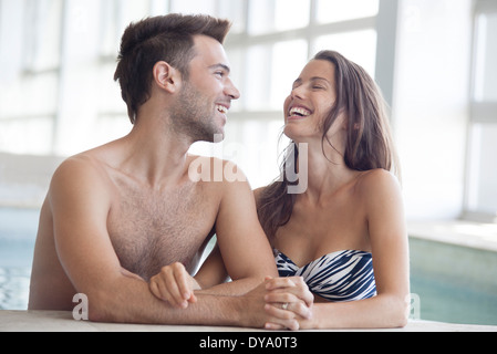 Couple de détente en piscine intérieure Banque D'Images