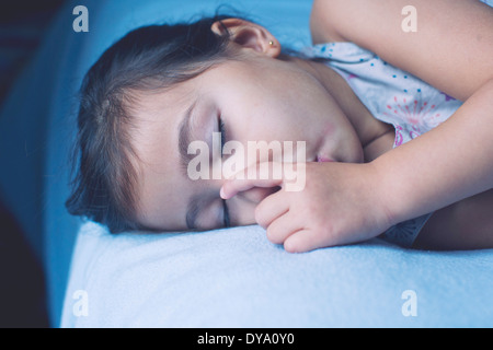 Petite fille endormie, portrait Banque D'Images
