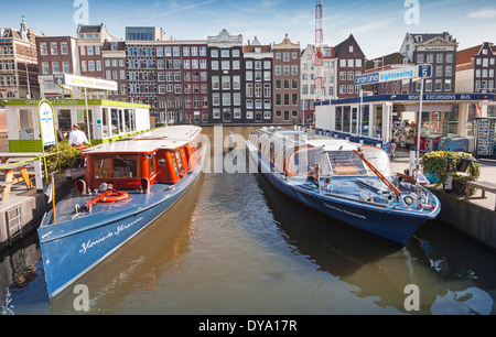 AMSTERDAM, Pays-Bas - 19 mars 2014 : les bateaux de plaisance sont amarrés sur le Damrak Canal pier Banque D'Images