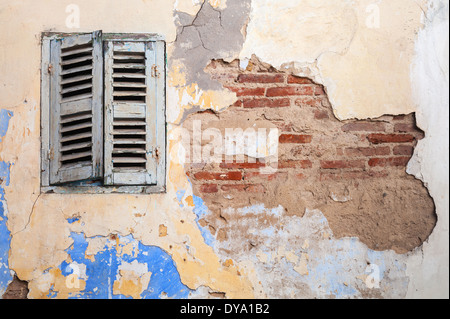 Endommagé Grunge mur de briques avec fenêtre fermée. La texture d'arrière-plan Banque D'Images