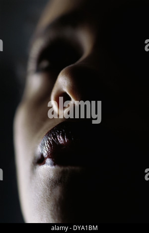 Woman looking up, extreme close-up Banque D'Images