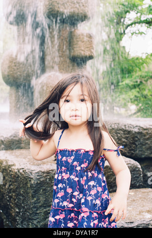 Petite fille par fontaine, portrait Banque D'Images