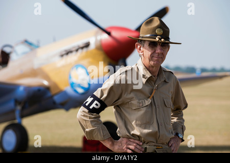 Fancy dress-nous de la police militaire et de rares Curtiss P-40F Warhawk au Flying Legends Airshow, Imperial War Museum Duxford Banque D'Images