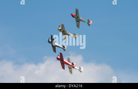 Alexandre Saltanov Aerostars Yak 50 à l'équipe de Flying Legends Airshow, Imperial War Museum Duxford Banque D'Images