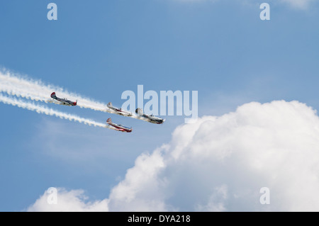 Alexandre Saltanov Aerostars Yak 50 à l'équipe de Flying Legends Airshow, Imperial War Museum Duxford Banque D'Images