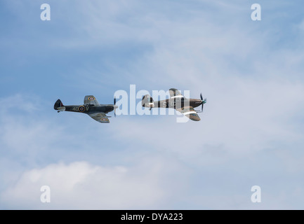 Supermarine Spitfire Mk XVI et Hawker Hurricane IIc en formation à l'Flying Legends Airshow, Imperial War Museum Duxford Banque D'Images