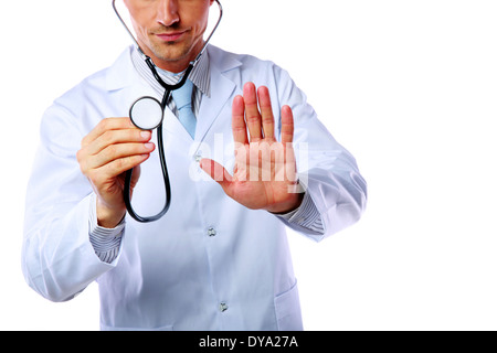 Médecin homme faisant vérifier avec stéthoscope et montrant le geste d'arrêt sur fond blanc Banque D'Images