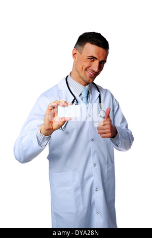 Happy male doctor holding carte vierge et showing thumb up isolé sur fond blanc Banque D'Images