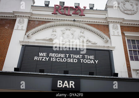 Londres, Royaume-Uni. 11 avril 2014. Grève des employés et de protestation devant le cinéma à Brixton, luxueux du sud de Londres. Le Ritzy (propriété de Cineworld) est l'un des meilleurs cinémas d'art et au Royaume-Uni et le personnel sont actuellement payés £7.24/heure, alors que le salaire de subsistance Foundation estime que 8,80 €/h couvre les coûts de subsistance de base. 80  % des employés sont luxueux BECTU (le syndicat des médias et du divertissement) membres. Copyright Richard Baker / Alamy Live News. Banque D'Images