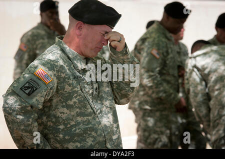 Le s.. Jerry Gramke tombe en panne pendant le service commémoratif pour les soldats tués dans une fusillade à Fort Hood le 9 avril 2014 à Fort Hood, Texas. Les trois soldats ont été tués dans la fusillade du 2 avril par un autre soldat. Banque D'Images