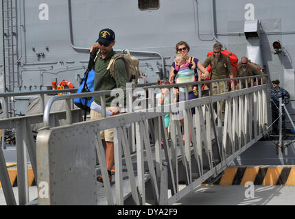 La famille Kaufman débarque la classe Oliver Hazard Perry frégate lance-missiles USS Vandegrift, le 9 avril 2014 à San Diego, CA. L Kaufman's ont été sur un voyage à travers le monde quand ils ont dû être secourus au large des côtes du Mexique. Banque D'Images