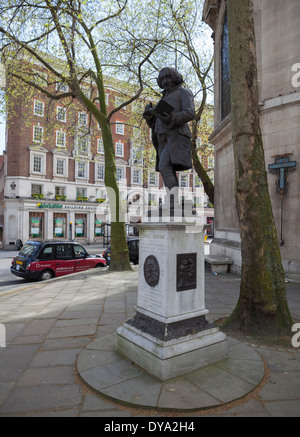 La statue de Samuel Johnson sur le Strand à Londres, Angleterre Banque D'Images