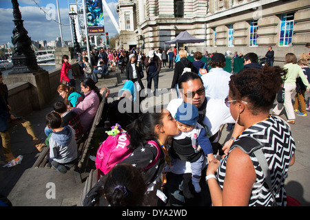 Les touristes le long de la section de la rive sud à proximité de la London Eye. UK. Banque D'Images