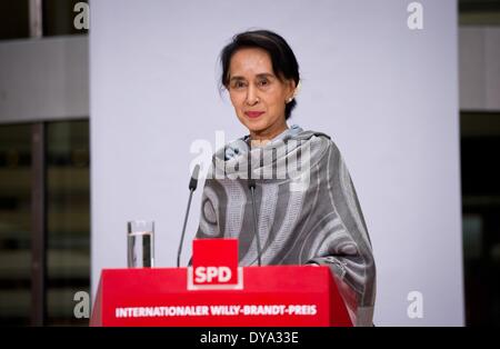 Berlin, Allemagne. Apr 11, 2014. Myanmar Le dirigeant de l'opposition Aung San Suu Kyi donne un discours à la Willy-Brandt-Haus de Berlin, Allemagne, 11 avril 2014. La Lauréate du Prix Nobel de la paix birmane Aung San Suu Kyi a reçu le Prix International Willy Brandt par le Parti social-démocrate d'Allemagne (SPD). Photo : Daniel Naupold/dpa/Alamy Live News Banque D'Images