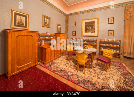 SAINT ANTON, SLOVAQUIE - février 27, 2014 : Salon de Luise avec des meubles de cerisier 19. 100. Dans palace Saint Anton. Banque D'Images