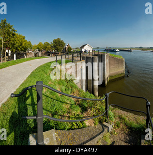 Pays-bas, la Hollande, l'Europe, Vreeswijk, Utrecht, paysage, eau, automne, navires, bateaux, dyke, vieille, Verrous, rivière, Lek Banque D'Images