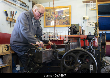 Harris Tweed tisser sur un métier Accueil Hattersley Banque D'Images