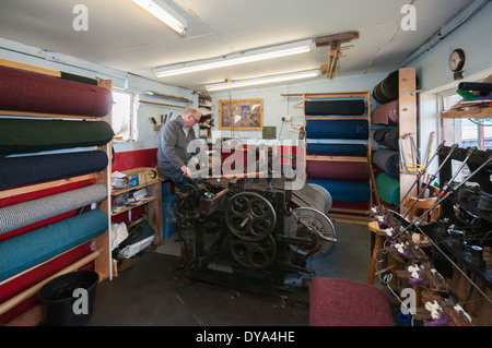 Harris Tweed tisser sur un métier Accueil Hattersley Banque D'Images