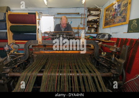 Harris Tweed tisser sur un métier Accueil Hattersley Banque D'Images