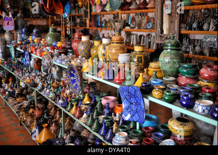 À l'intérieur de la poterie traditionnelle de vente boutique marocaine et de souvenirs dans le village de Essour Banque D'Images