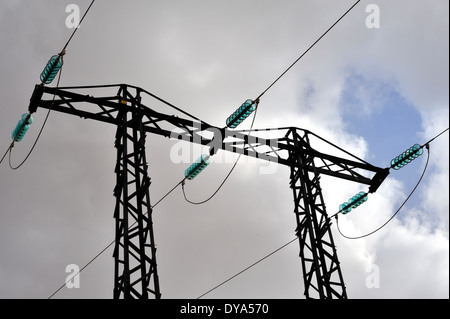 La phase trois de haute tension d'énergie électrique d'isolateurs en verre en haut du pylône Banque D'Images