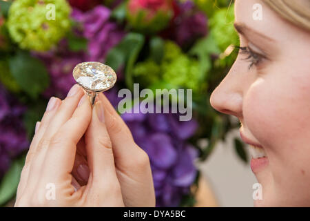 Londres, le 11 avril 2014. Une femme chez Sotheby's à Londres admire un diamant taille brillant rond qui, à 103,46 carats est l'un des plus importants de ce type. Il est prévu d'extraire entre $3,5 millions de dollars aux enchères à Genève en mai. Crédit : Paul Davey/Alamy Live News Banque D'Images