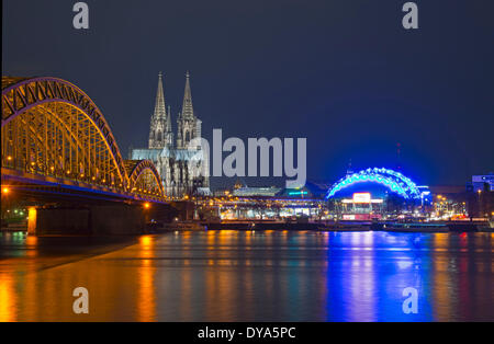 Allemagne Cologne cathédrale dome Hohenzollernbrücke Europe musical dome Nordrhein Rhénanie Westphalie rive Rhin pont à nig Banque D'Images