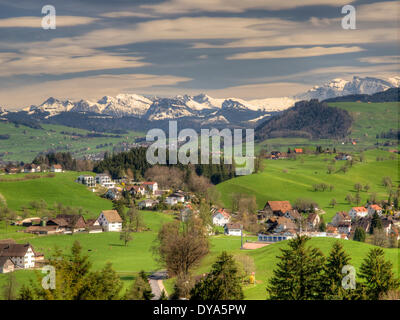 La Suisse, l'Europe, le canton de Zurich, Alpes, village, fohn, printemps, Schönenberg, règlement, montagnes Banque D'Images