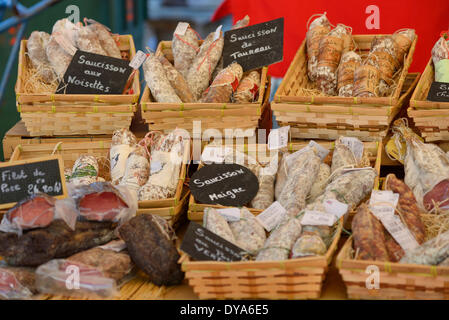 Europe, France, sud, Provence, Apt, marché, marché le samedi, de saucisses, de viande, de manger, de l'alimentation, Banque D'Images