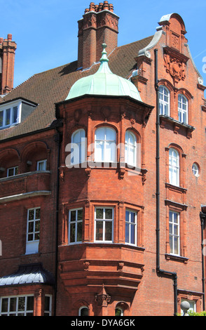 Vue détaillée d'un balcon dans une résidence typique de la maison de brique rouge Banque D'Images