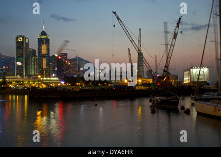 Coucher de soleil sur le typhon Causeway Bay et l'horizon de Hong Kong. Banque D'Images