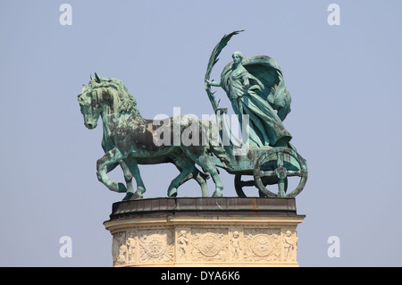 Statue allégorique de la paix en place des Héros de Budapest, Hongrie Banque D'Images