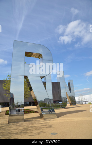 L'orthographe des lettres en miroir out RUN à la boîte de cuivre dans l'arène du Parc Olympique Queen Elizabeth, Stratford, London. Banque D'Images