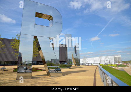 L'orthographe des lettres en miroir out RUN à la boîte de cuivre dans l'arène du Parc Olympique Queen Elizabeth, Stratford, London. Banque D'Images