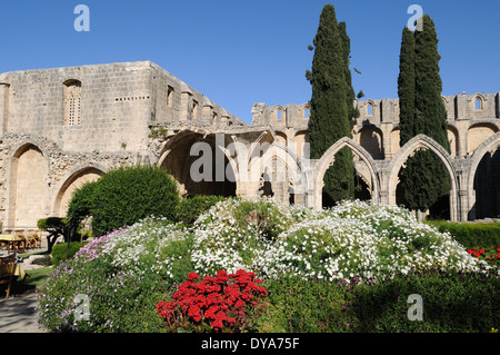 Ruines de la grande abbaye de style gothique de Bellapais près de Kyrenia Chypre du Nord Banque D'Images