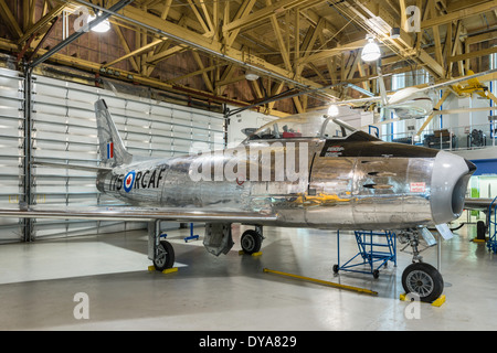 North American F-86 Sabre jet fighter, Hangar principal à Aero Space Museum of Calgary, Calgary, Alberta, Canada Banque D'Images