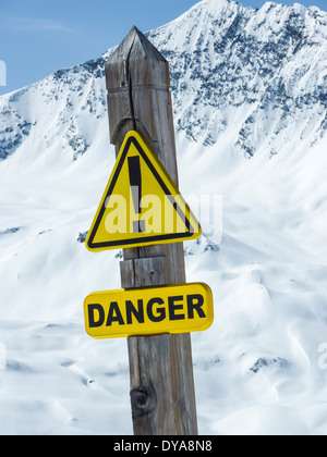 Panneau d'avertissement de danger jaune à bord de piste Banque D'Images