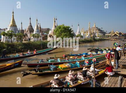 Iwama Ville Asie Birmanie Myanmar bateau bateaux flottant du canal du lac Inle skyline touristes touristique stupas tr transport Banque D'Images