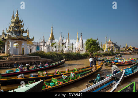 Iwama Ville Asie Birmanie Myanmar bateau bateaux flottant du canal du lac Inle skyline touristes touristique stupas tr transport Banque D'Images