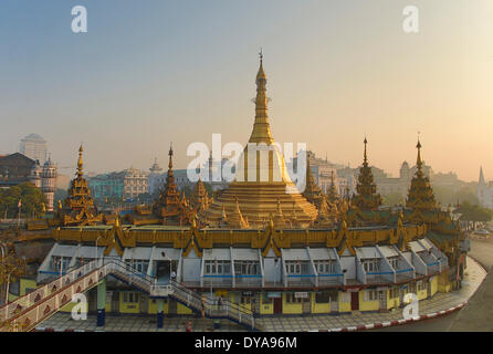Asie Birmanie Myanmar Yangon Yangon Sule pagoda centre-ville colorée ville architecture religion or tourisme skyline touristi Banque D'Images