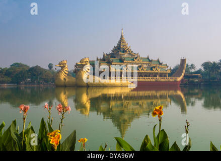 Asie Birmanie Myanmar Yangon Paya Rangoon Kandawgyi Floating architecture fleurs colorées célèbre lac image reflet resta Banque D'Images