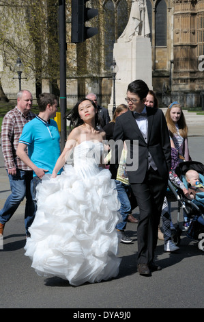 Londres, Angleterre, Royaume-Uni. Jeune couple japonais faisant un 'wedding' séance photo Banque D'Images