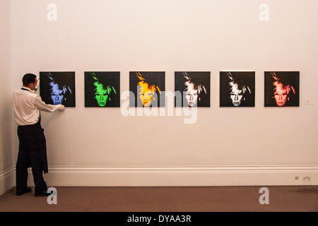 Londres, le 11 avril 2014. Andy Warhol's Six auto-portraits, sur l'aperçu chez Sotheby's à Londres, sont attendus entre £15-21 millions de dollars lorsqu'ils sont mis aux enchères à New York le 14 mai 2014 Crédit : Paul Davey/Alamy Live News Banque D'Images