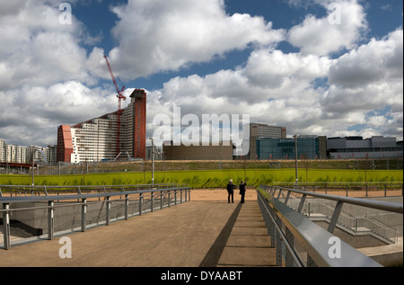 Vue du Queen Elizabeth Olympic Park avec G-D'East Village, unir le logement des étudiants et le centre commercial de Westfield Banque D'Images